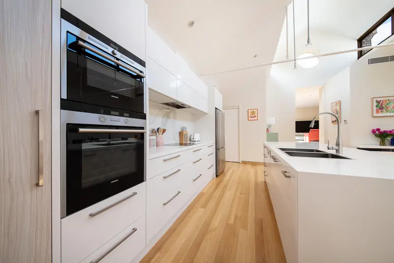 Integrated ovens and stone splashback in the kitchen